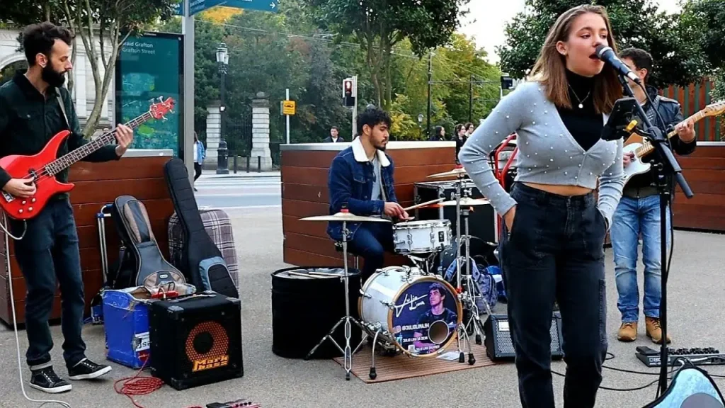 A Sinfonia das Calçadas: Como Músicos de Rua Preservam Nossa Herança Musical